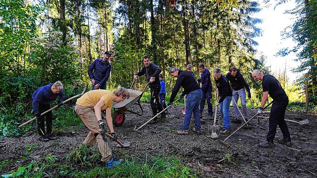 Viele Hände, schnelles Ende: Die Mountainbker-Jugendgruppe des Radfahrvereins Seerose aus Friedrichshafen packt mit Jugendlichen, ...