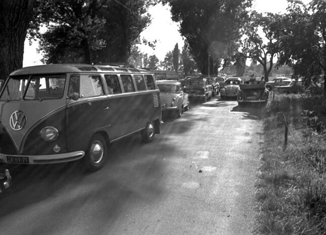 Auch 1966 zog es viele Touristen zum Baden ins Strandbad. Geparkt wurde überall.