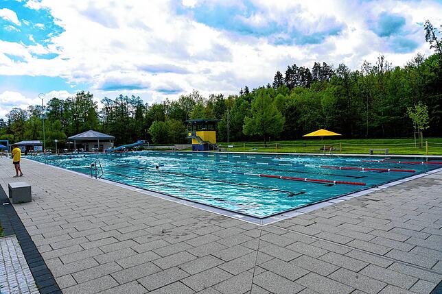 Noch ist jede Menge Platz im großen Becken.