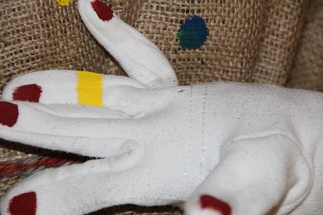Die Puppe trägt einen aufgemalten Ring, schließlich ist sie mit der Fasnet verheiratet.
