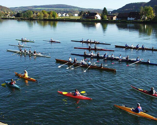 Bild 2: Rudern, Paddeln, Segeln: Diese und weitere Möglichkeiten gibt es, auf dem Hochrhein mit dem Boot unterwegs zu sein
