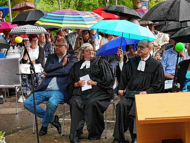 Im Rahmen eines Freiluftgottesdienstes wurde Pfarrer Winfried Oelschlegel verabschiedet.
