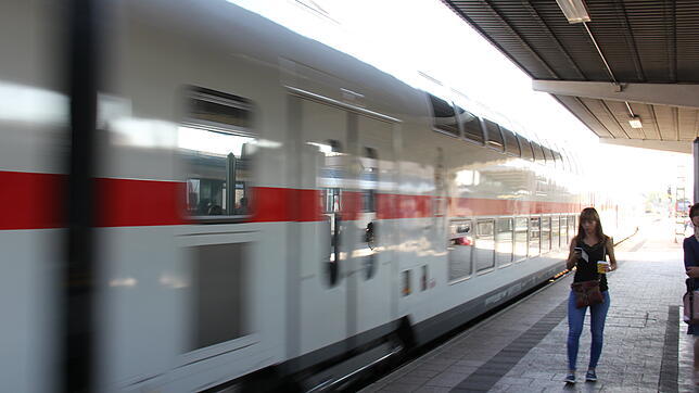 Immer mehr Menschen nutzen die Bahn. Doch der Ausbau der Infrastruktur hinkt den Erfordernissen hinterher. Beim zweiten Bahn-Gipfele in ...