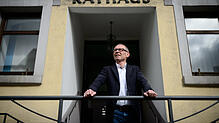 Harry Ebert, Bürgermeister und AfD-Mitglied, steht vor dem Rathaus. In der Kleinstadt auf der Alb war der AfD-Eintritt des Rathauschefs ...