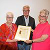 Bernhard Brecht ehrte Monika Kreutz (links) für 50-jährige Mitgliedschaft und beglückwünschte seine Nachfolgerin Martina Robert.