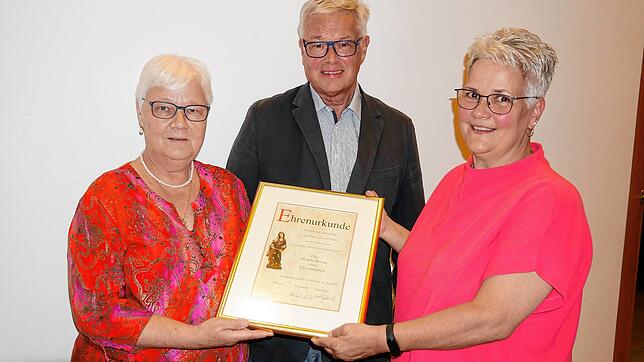 Bernhard Brecht ehrte Monika Kreutz (links) für 50-jährige Mitgliedschaft und beglückwünschte seine Nachfolgerin Martina Robert.