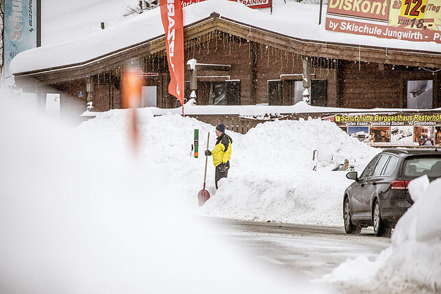 Winterlicher Straßenverhältnisse herrschen derzeit im Raum Mittersill in Österreich. Am Wochenende soll es in den Alpen noch mehr Schnee ...