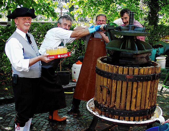 Von wegen ein reines Pfälzer Nationalgetränk: Die Trachtengruppe &bdquo;Bauernsch(l)au&ldquo; verwendet zum Mosten gar eine historische ...