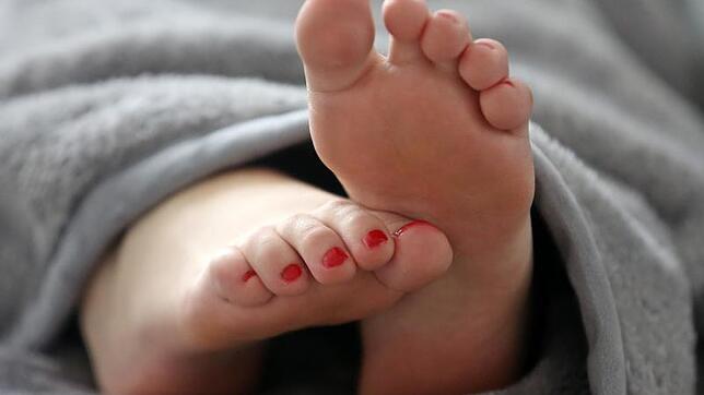 Wenn Menschen mit Diabetes an Nachtschweiß leiden, kann das unterschiedliche Gründe haben.
