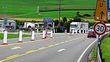 Baken und Absperrungen stehen auf der B31 im Bereich der Autobahnauf- und -abfahrten der A81 bei Geisingen. Grund ist die anstehende ...