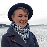 Die Landtagskandidatin Antje Behler (Linke) am See beim Gespräch mit SK.