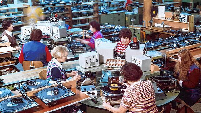Hier läuft der Betrieb noch normal: Ein Blick in die Plattenspielerproduktion bei der Firma Dual. Kurze Zeit nach dieser Aufnahme ...