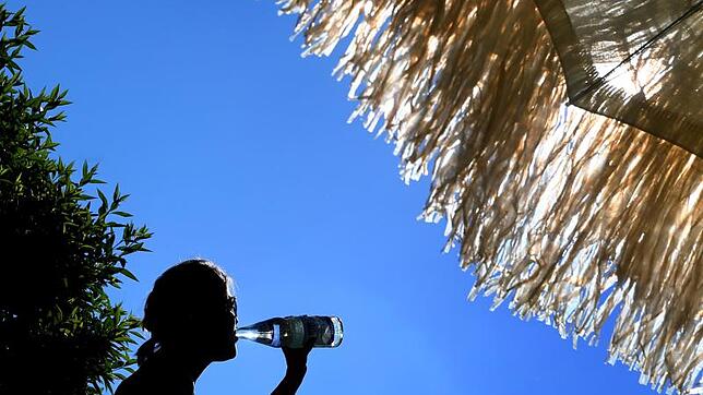 Bei Hitze gilt: viel trinken und im Schatten bleiben. Foto: Karl-Josef Hildenbrand
