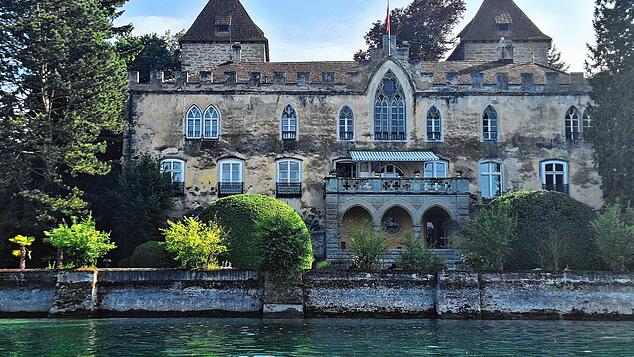 Idyllisch gelegen am Seerhein, nicht weit von Konstanz entfernt: das Schloss Gottlieben. Noch sind einige Arbeiten in dem Gebäude ...