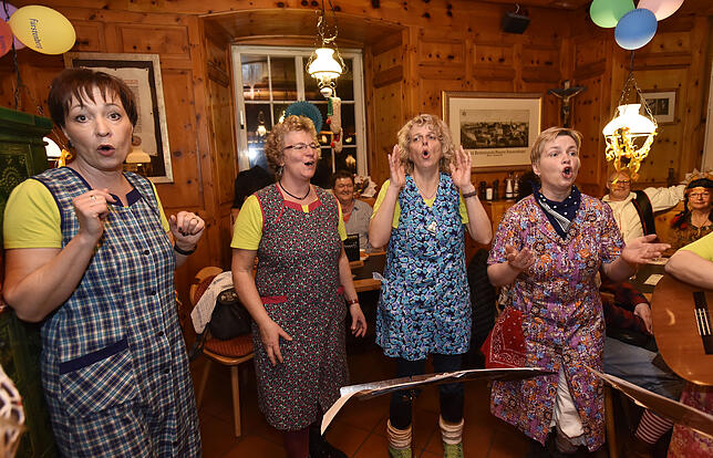 Donaueschinger Gaudimusik-Obed: Die Putzfrauen des Hubertshofener "Hubertus-Chörle" unterhalten im Fürstenberg-Bräustüble aufs Allerbeste.