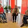 Nur für den Interviewtermin dürfen Vera Kissmehl (von links), Anneliese Hug und Alfred Hildbrand im Foyer des Lorenzhauses ...