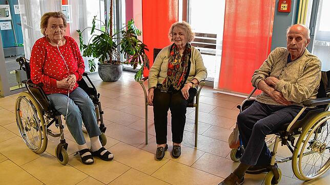 Nur für den Interviewtermin dürfen Vera Kissmehl (von links), Anneliese Hug und Alfred Hildbrand im Foyer des Lorenzhauses ...