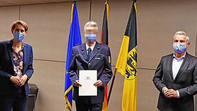Landespolizeipräsidentin Stefanie Hinz (l.) und Innenminister Thomas Strobl (r.) bei der Ernennung des neuen Inspekteurs der Polizei im ...