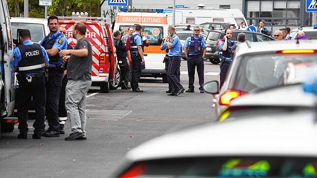 Polizisten und Rettungskräfte stehen an einem der Tatorte. Bei einem Messerangriff sind in Ludwigshafen zwei Menschen getötet und ein ...