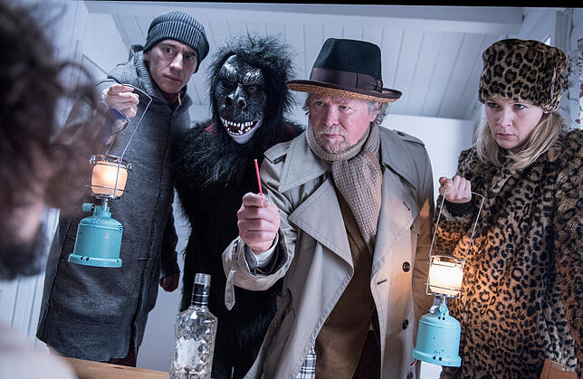 Die Fliegen mit Gorilla (von links: Robert Glatzeder, Niels Bormann, Zoltan Paul und Tina Amon Amonsen) in einer Szene des Films ...