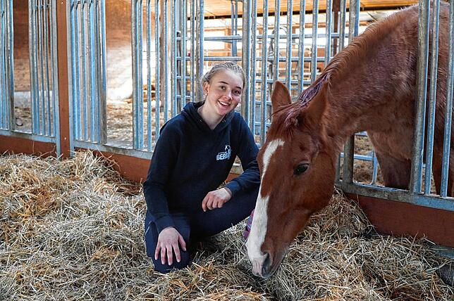 Estrella Ritzi-Weber füttert im Stall das Pferd Amadeus. Der Württemberger Amadeus ist eines von 40 Pensionspferden, die auf dem Berghof ...