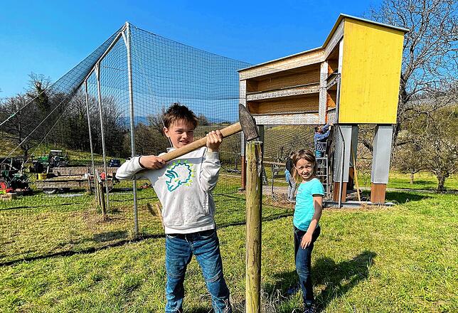 Auch sie sind Fans der Waldrappe und freuen sich schon gespannt auf die Rückkehr der Vögel: Lukas Roth und seine Schwester Ida aus Salem ...