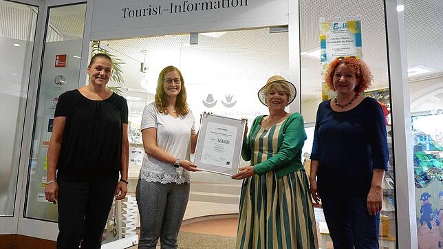 Freude über Zertifizierung: Corinna Steinkopf (Tourismusbeauftragte des Landkreises Waldshut, von links), Stefanie Stelter (Leiterin ...