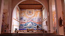 Die Rickenbacher Kirche nach der Renovierung mit dem in dem 1980er Jahren entstandenen Gemälde an der Chorrückwand von Emil Wachter.
