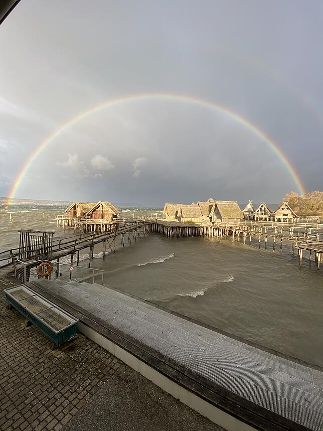 Blick auf die Pfahlbauten in Uhldingen: Sturm &bdquo;Sabine&ldquo; zauberte am Montag in Kombination mit Regen und Sonne einen ...