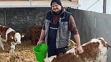 Landwirt Michael Schwander bei seinen Kälbchen: Zukunftsangst kennen er und seine Frau Marita Schwander gut, nicht jedoch die Angst von ...