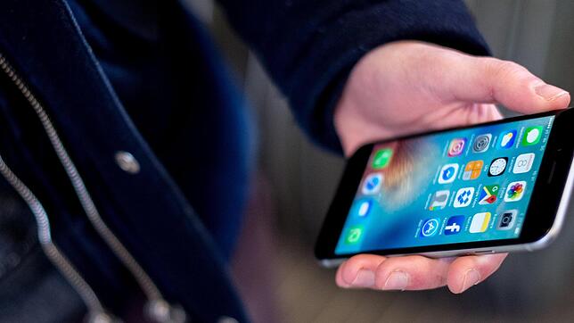 Smartphones sind bei Dieben heiß begehrt. Apple will es Langfingern mit einer neuen Funktion nun schwerer machen.