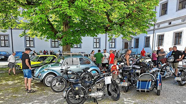 Das Oldtimertreffen ist gut besucht. Im Innenhof des Schlosses finden die Besucher nicht nur zahlreiche Autos, Motorräder und Traktoren, ...