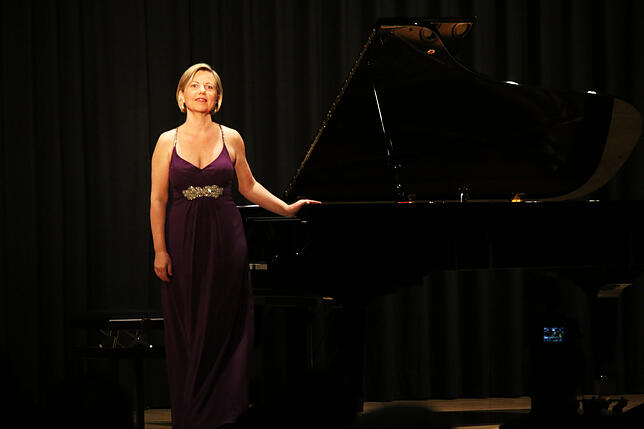 Die Meersburger Pianistin Daria Fenske beim von ihr initiierten Benefizkonzert zu Gunsten von Marcus Samsa. Sie legte außerdem den ...