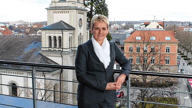 Sabine Meister &ndash; hier auf dem Balkon der Volksbank Konstanz an der Hauptstelle am Lutherplatz &ndash; rückt im Juli in den ...