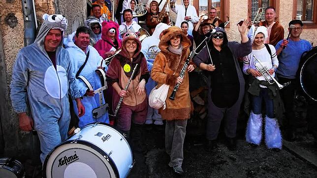 Der Musikverein Dangestetten möchte sein Drum-Set überholen lassen. Das Foto zeigt einen Teil der Musiker beim Auftritt am Rosenmontag.