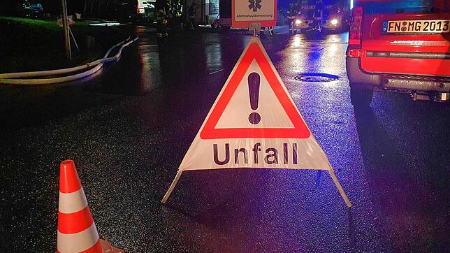Auch die Feuerwehr (hier ein Symbolfoto) musste zu dem Unfall zwischen Owingen und Taisersdorf in der Nacht auf Sonntag ausrücken.