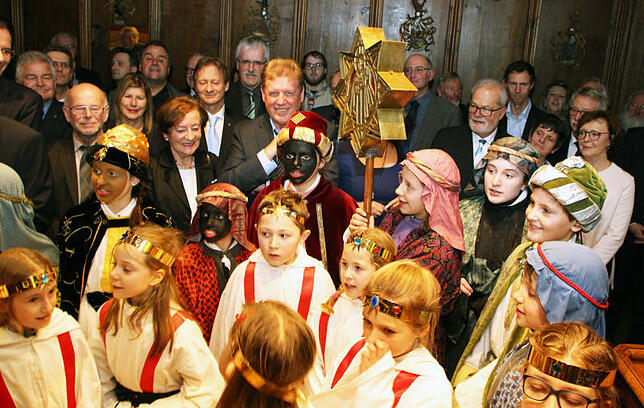 Schon zur Tradition gehört es beim Dreikönigstrunk, dass die Sternsinger ihre Botschaft überbringen und am Ende Spenden sammeln.