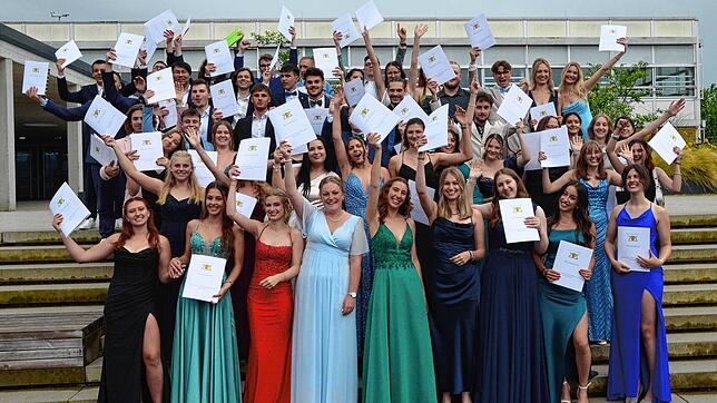 Ein Festtag für die Gymnasiasten des Bildungszentrums: Der Abiturjahrgang 2024 nach der Zeugnisausgabe. Bei der Abiturfeier schwingt in ...