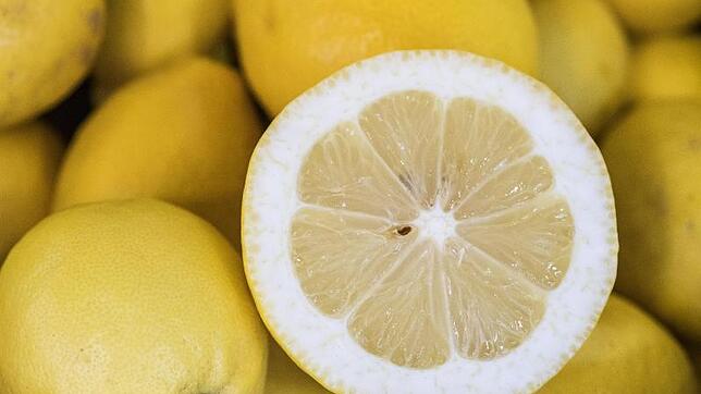 Vitamin C steckt auch in Zitrusfrüchten und hat einen guten Ruf. Doch was passiert bei einer Überdosierung?