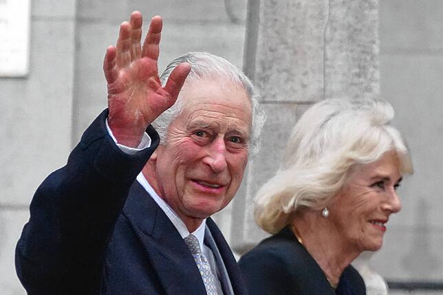 König Charles III. und Königin Camilla verlassen die Londoner Klinik im Zentrum Londons, wo sich König Charles III. einem Eingriff wegen ...
