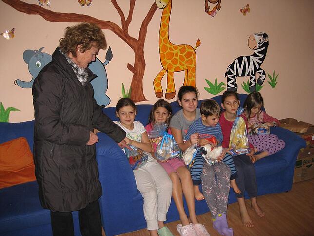 Die Kinder in einem Kinderdorf in der Nähe von Oradea freuen sich riesig über ihre Päckchen aus Deutschland.
