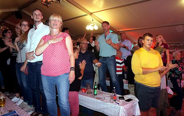 Voller Einsatz: Viele hält es beim Wunschkonzert nicht mehr auf den Bänken &ndash; hier singen Besucher begeistert das Badnerlied.