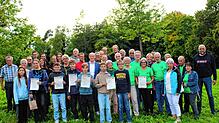 Bürgermeister Jonathan Berggötz (Mitte) ehrt die besten Einzelradler und Teams. Die meisten Kilometer sammelte Markus Schmider (zweiter ...
