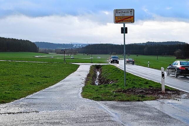 Der Verkehr läuft am Dienstagmorgen flüssig auf der Umleitungsstrecke zwischen Rietheim und Pfaffenweiler.