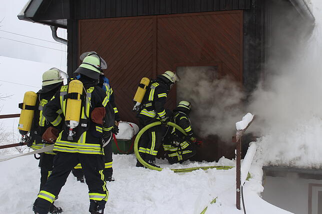 Bild 14: Feuerwehr kann Hof "Im Grund" nicht mehr retten - Sehen Sie hier die Bilder vom Einsatz