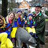 Patrick Gansser mit Sohn Finn, Tochter Naemi und Frau Christine (v.r.) am Gailinger Narrenbrunnen. Alle freuen sich, dass sie fürs Foto ...