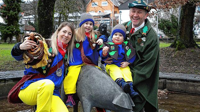 Patrick Gansser mit Sohn Finn, Tochter Naemi und Frau Christine (v.r.) am Gailinger Narrenbrunnen. Alle freuen sich, dass sie fürs Foto ...