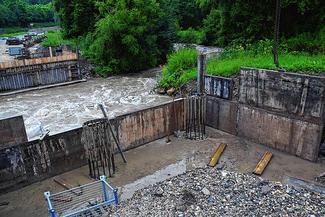 Bild 2: Soweit das Hochwasser es erlaubt: Die Arbeiten an der Brücken-Baustelle beim Rißtorf-Kreisel laufen wieder