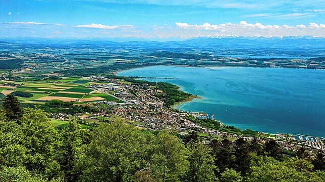 Blick von Chaumont über Saint Blaise, der Partnerstadt von St. Blasien, direkt am Neuenburger See gelegen.
