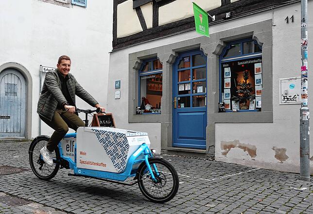 Tobias Roth mit seinem Lastenfahrrad, mit dem er die Bestellungen persönlich ausfährt. Aufgrund des Lockdowns liefern sie ihren Kaffee ...